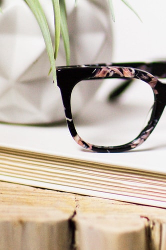Full-rim square eyeglass frame with marble pattern